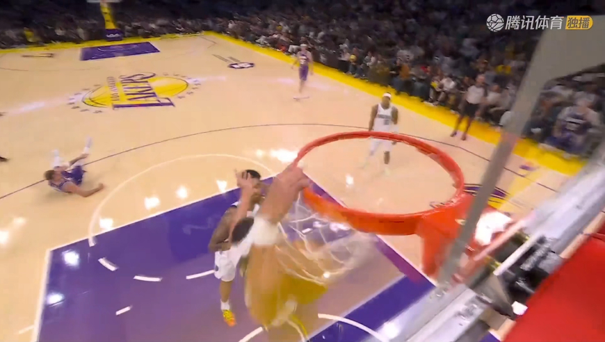 全场看嗨！东契奇被包夹掉球后 海斯拿球直接完成凶残滑翔劈扣