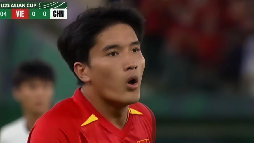 输不起!越南球员在丢球后拳打脚踢拜合拉木,现场视角还原,太坏了