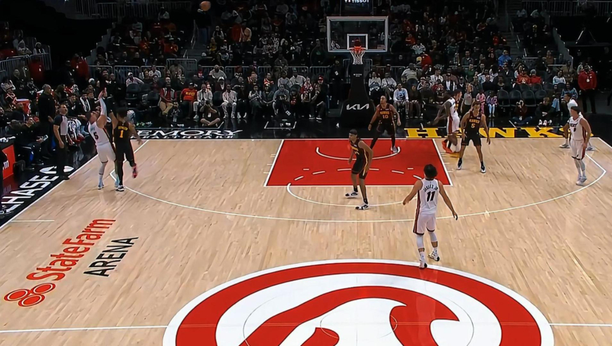 这是真脏！老鹰杰伦约翰逊垫脚热火约维奇 裁判回看后升级恶犯