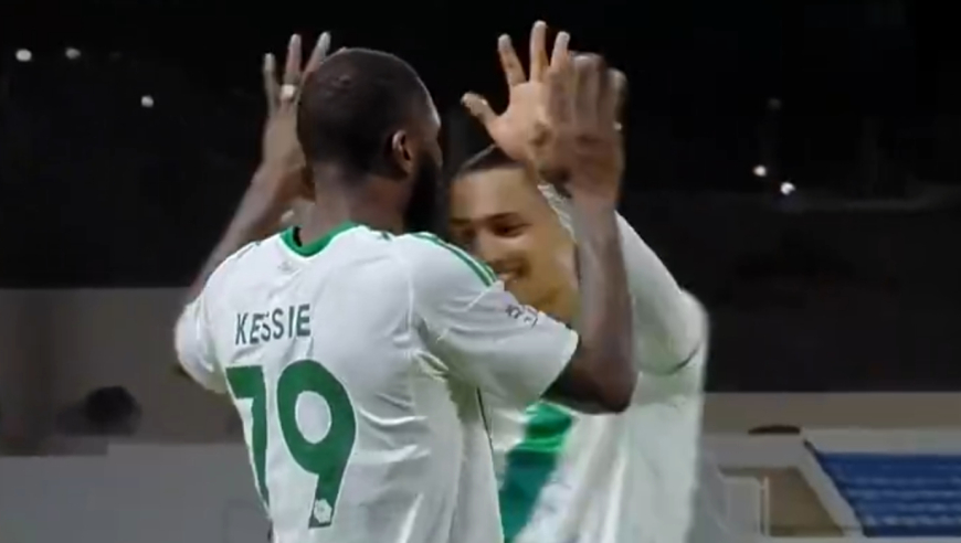 一场1-0让榜首易主，沙特豪门登顶，C罗争冠难了：被两大劲敌夹击