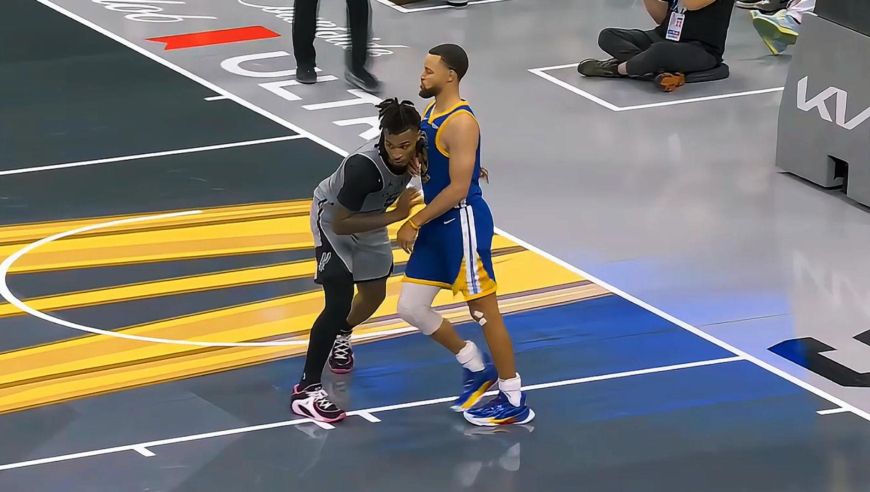 末节之王！库里末节不到两分钟时间连轰10分打到马刺无计可施