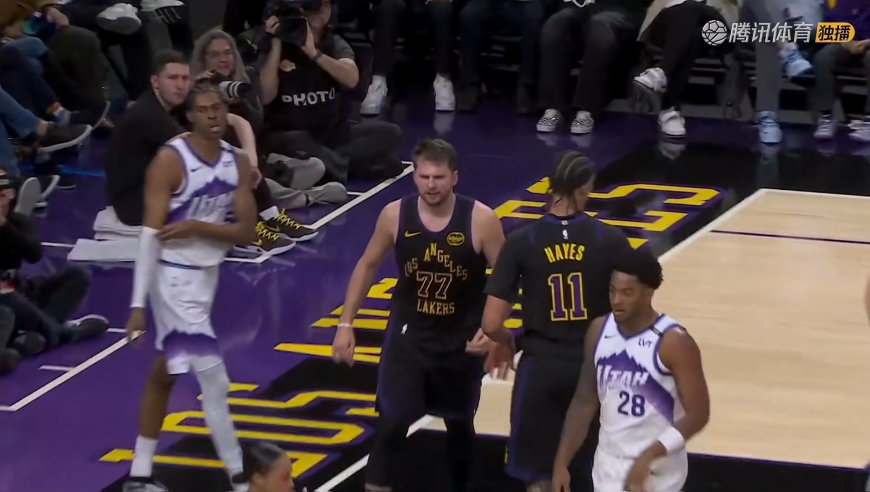 离谱！詹姆斯漏人马尔卡宁进三分东契奇疯狂失误 爵士闪电轰7-0