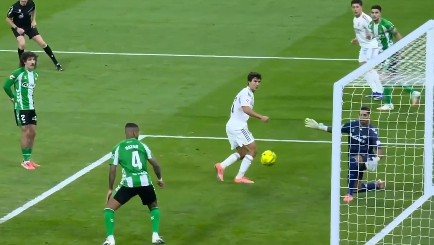 155秒看皇马如何5-1横扫贝蒂斯：姆巴佩缺阵贡萨洛完美接班，头顶脚踢戴帽斩MVP