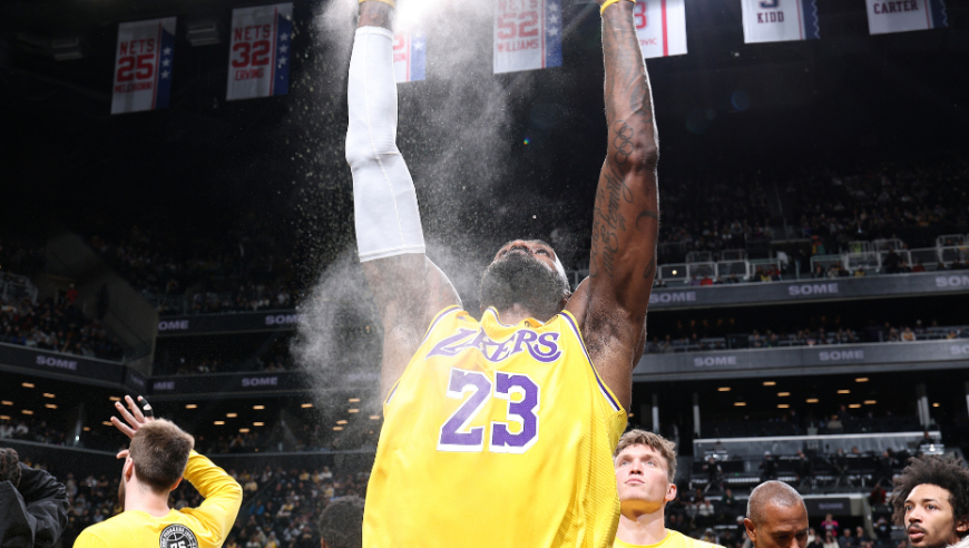 詹姆斯vs篮网25分7助攻3抢断集锦：16投10中+全场最高分带飞湖人