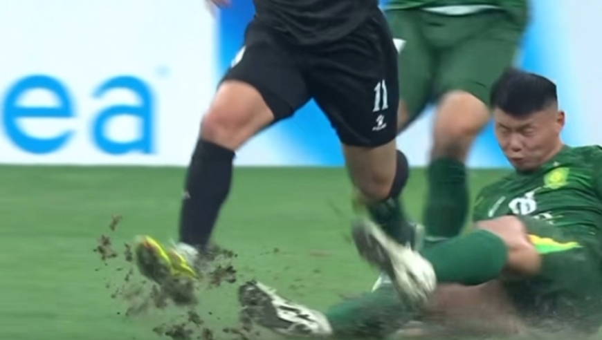 离谱一幕！麦克阿瑟推进反击，方昊回追放铲不慎铲倒队友张源