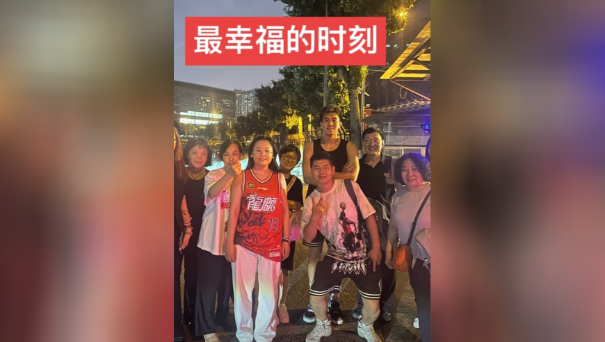 郭艾伦踢足球太能整活！被李晓旭踹，裁判忽略，大侄子掏黄牌警告