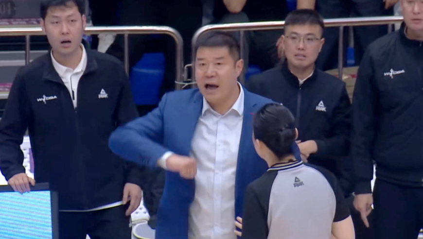 裁判就在眼前！山东女篮球员遭肘击 张子宇教练不满怒骂全场震怒
