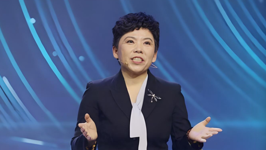 王曼昱4-2孙颖莎蝉联金牌！邓亚萍点评，指出4个赢球的原因