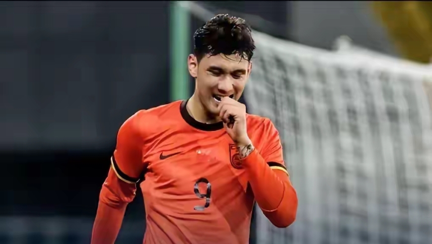 国足一人征服日本球迷，称他又高又帅，打破对中国男足固有印象