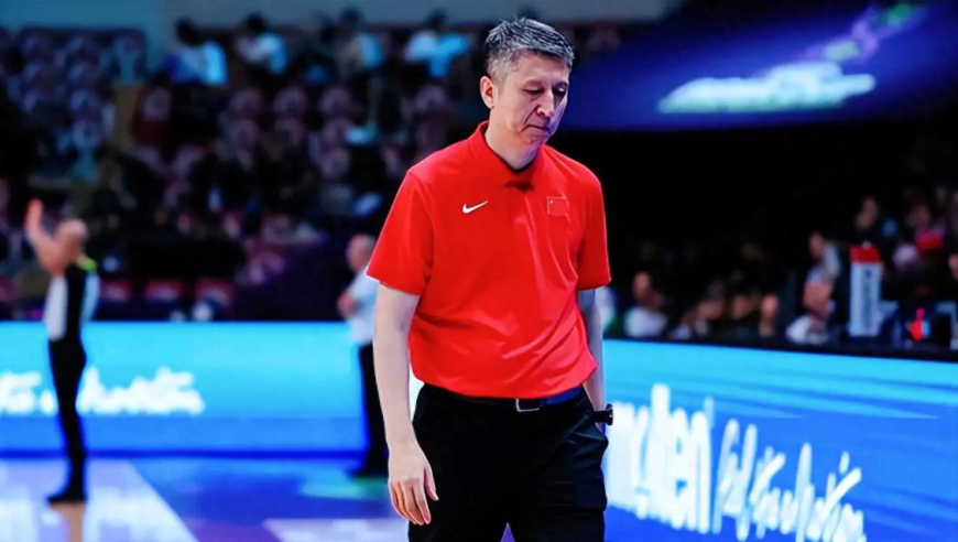 中国男篮正式公布战日本12人大名单，球迷：他俩落选比较合理