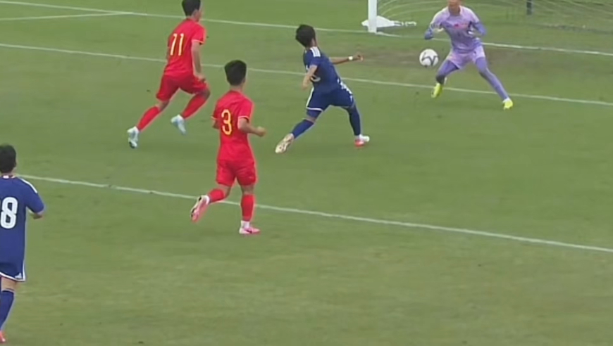 U15东亚杯日本进中国第三球，长传打身后机敏反越位，面对门将挑射