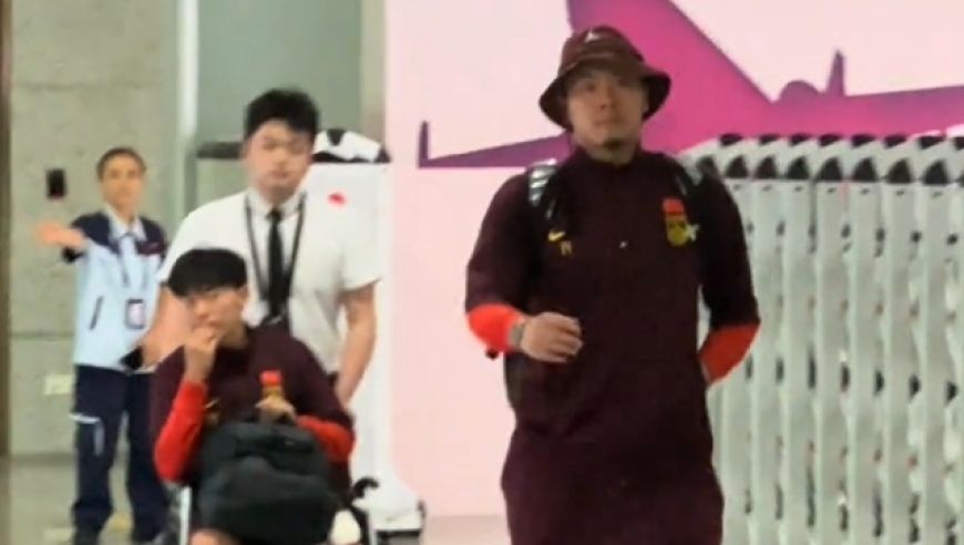 寒心！大量球迷接机，国足却仅有2人挥手致意，王钰栋遭围堵签名