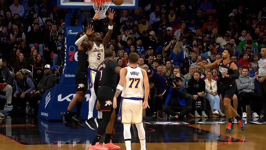 湖三疯来了！东契奇里夫斯连攻带传 湖人第三节轰出10-0反超76人