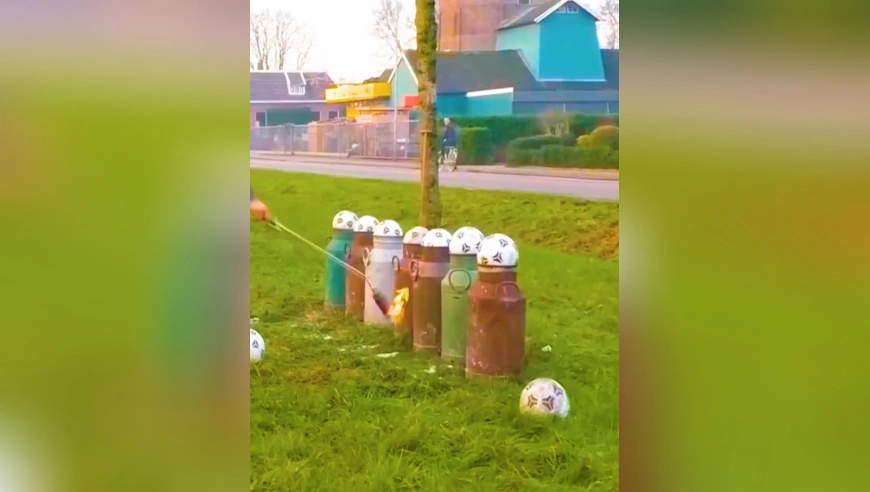 把足球塞进铁桶里发射出去，荷兰人庆祝新年的方式，是什么原理？