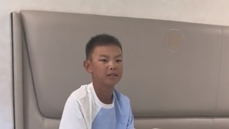 林丹妻子晒儿子，8岁小羽为练网球晒得快成非洲人，只剩两排白牙
