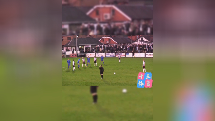 看台女友差点被任意球砸，小伙一招&ldquo;头槌&rdquo;化解危机！