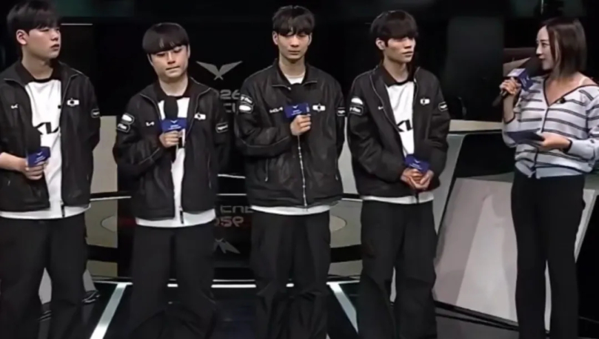 T1被淘汰，Faker一个举动让人心疼，DK选手采访一句话杀人诛心