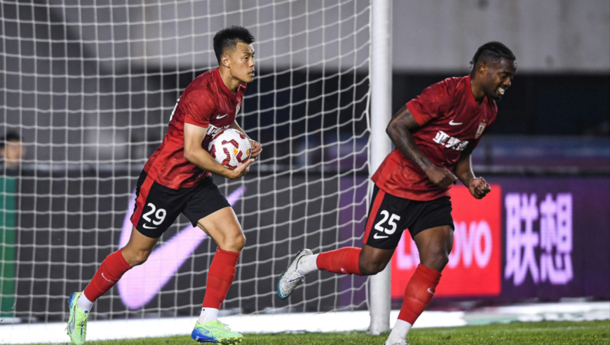中超：十人亚泰2-2绝平海牛，谭龙、艾菲尔丁补时两球，王智峰染红
