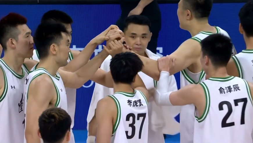 四川辽宁赛后众生相：两队老朋友拥抱寒暄 球迷满眼泪花告别韩德君