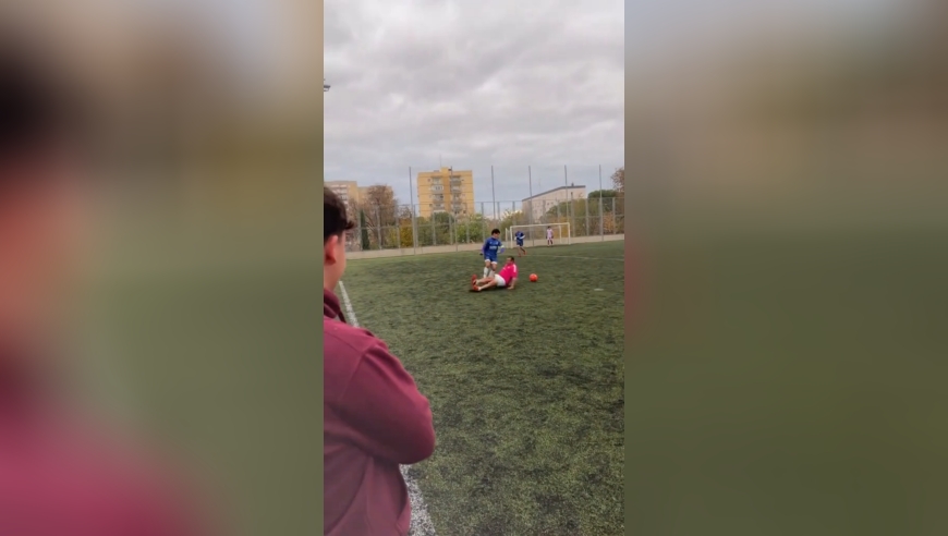 一般不笑，除非忍不住！铲球失误不可怕，谁破防谁尴尬！