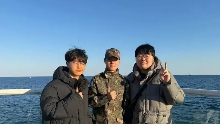 Deft近照曝光，穿上军装在海边休假