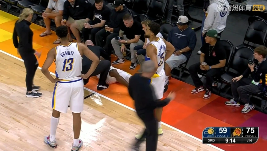 真是喝凉水都塞牙！内史密斯脚一打滑踩到了队友的脚上受伤直接离场