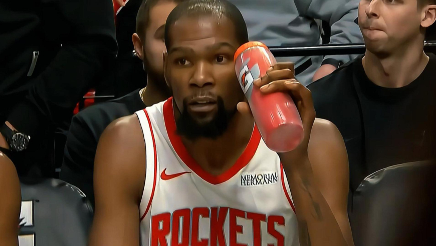 心态崩了！小贾三分犯规火箭挑战 杜兰特末节暂停期间怒摔饮料瓶