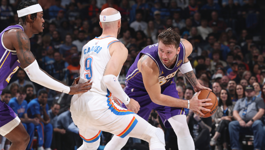 湖人半场被打崩原因：发球直接给主教练+目送对手扣篮+被生生抢断