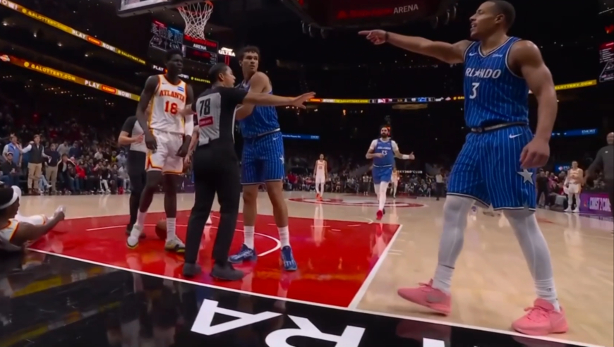 直接驱逐！贝恩左右开弓拉拽恶犯奥孔古还击球砸人 裁判回看升级