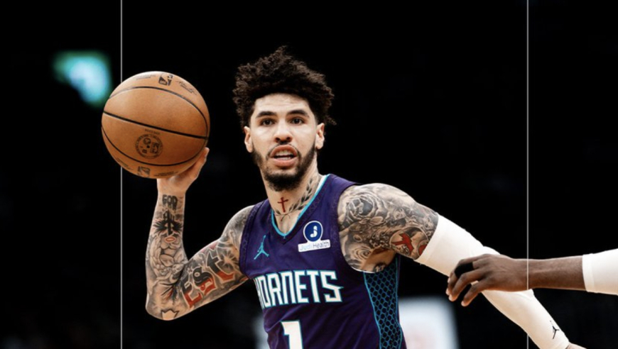 黄蜂官方晒拉梅洛-鲍尔赛场照庆祝胜利：6连胜和客场10连胜