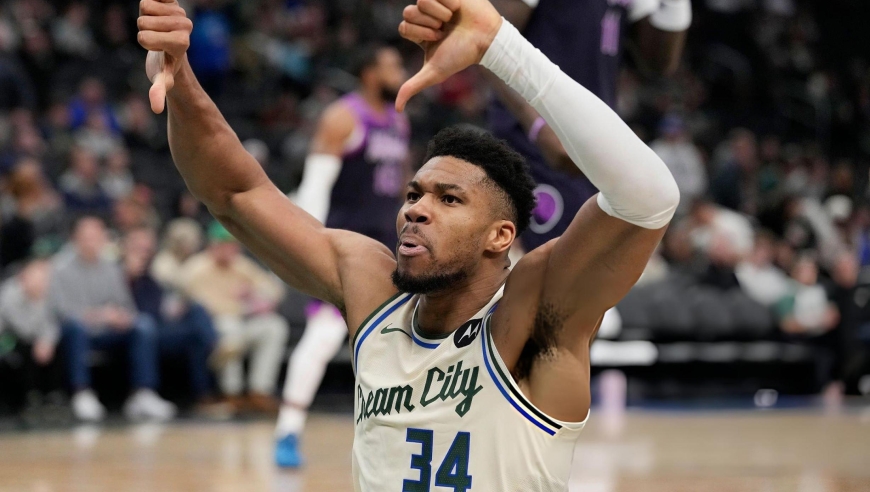 字母哥疑似落泪！回应与主场球迷互嘘争议 称队内年轻人不听自己的话