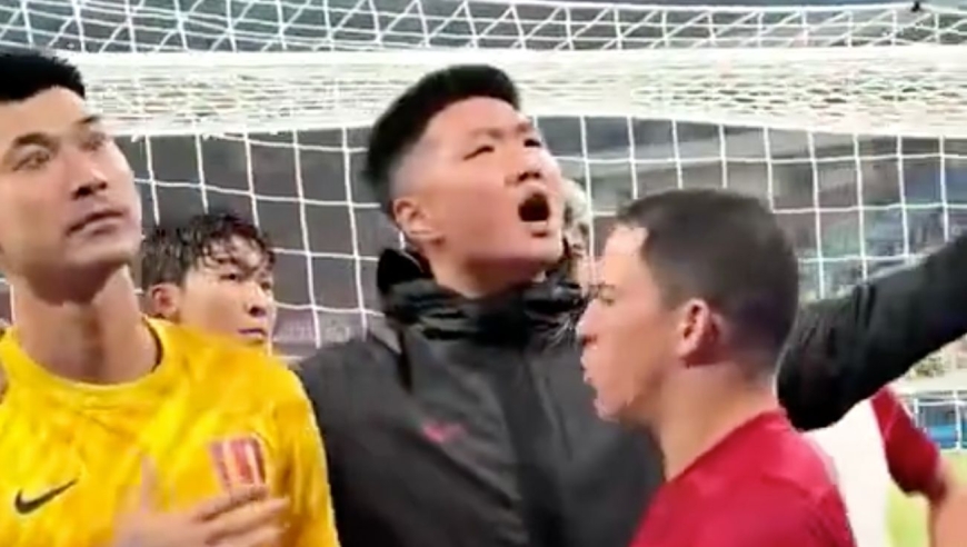 遭自家球迷狂批！蓉城24岁门将怒怼：输球又怎样？ 韦世豪拦下他