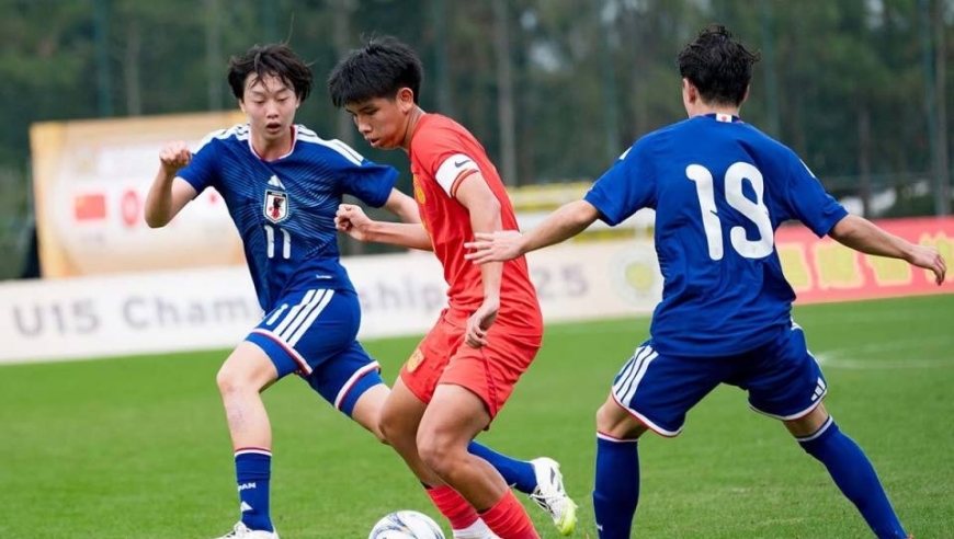 U15国足轰东亚杯首球！吴比乐突破造点，潘朝伟点球破门