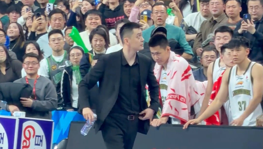 杨鸣被驱逐现场版！情绪激动怒骂裁判连吃两T 威尔斯也被牵连吃T