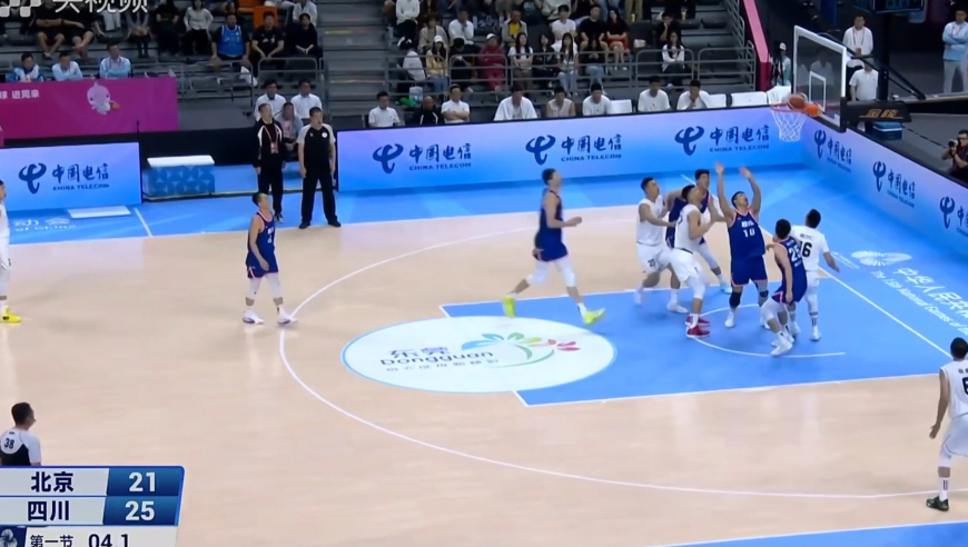 还是大魔王！周琦篮下接球无视范子铭防守强起拿下两分