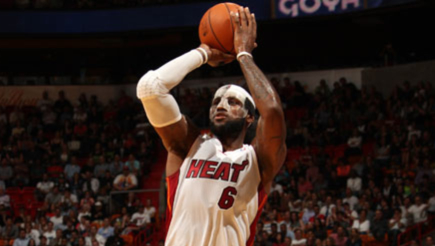 41岁生日快乐！回顾詹姆斯61分之战：热火面具詹狂砍生涯最高分！