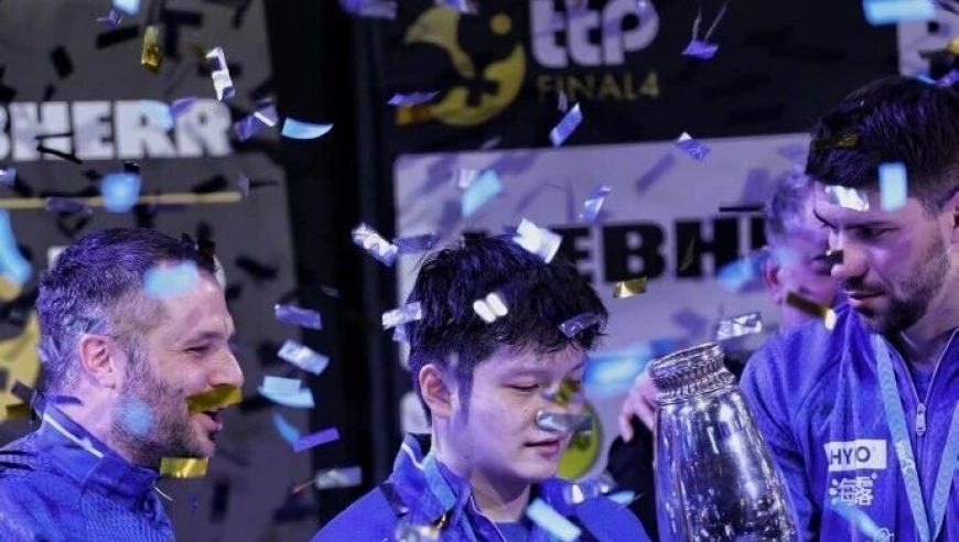 弗朗西斯卡递杯给樊振东让其先举，其虔诚和神圣令人动容