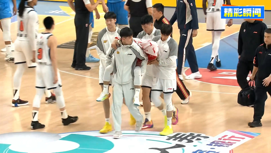 徐杰受伤全程！被周琦撞倒伤到腿部 倒地不起无法行走被队友背下场