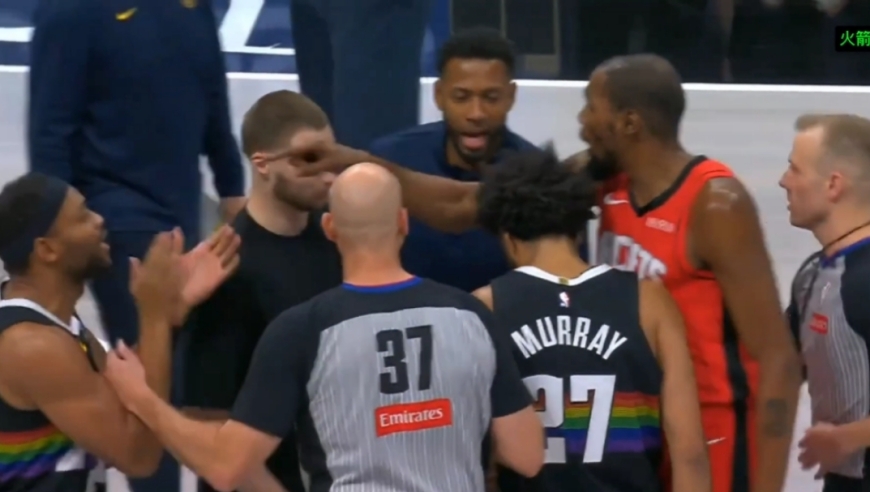 跳梁小丑！还原布朗挑衅杜兰特引发冲突全过程，杜兰特直接把布朗喷自闭