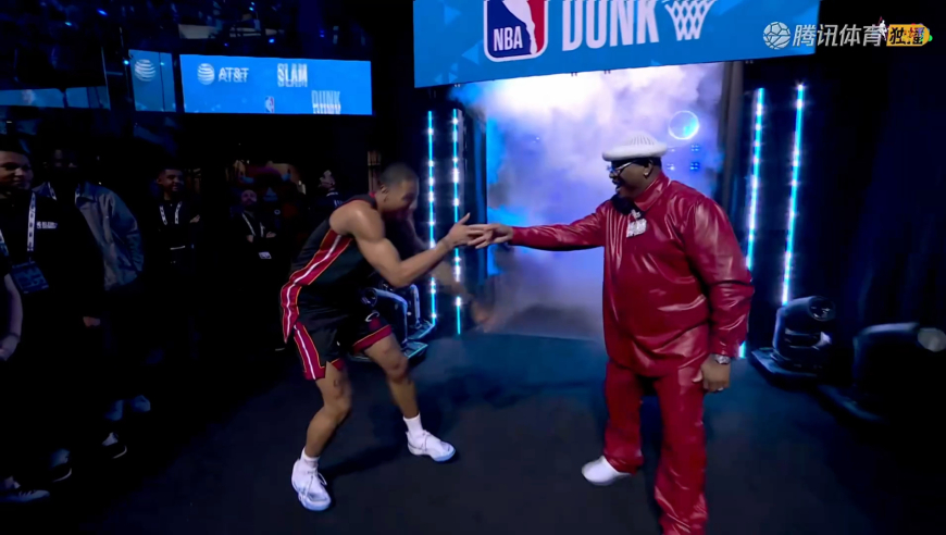 扣篮大赛首轮！凯沙德约翰逊跳舞出场 空中小拉杆飞跃观众单手抱头