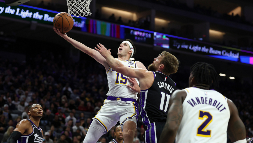 NBA常规赛：里夫斯51+11+9湖人擒国王 艾顿两双威少18分