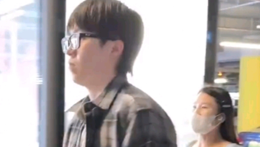 离谱！陌生女子假装认识王楚钦，贴身跟随要求加微信，大头黑脸+警告