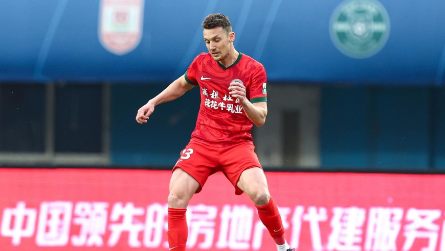 河南失进球良机！任意球罚出国安禁区严重漏人，马亚单刀没停好