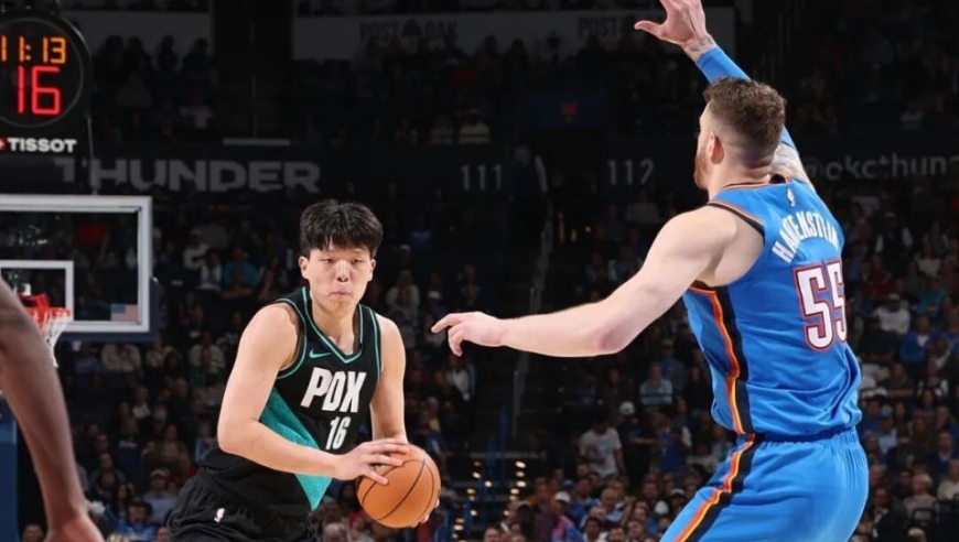 杨瀚森想伸手拉起对手遭拒，哈腾紧握拳头冲过来，请注意裁判！