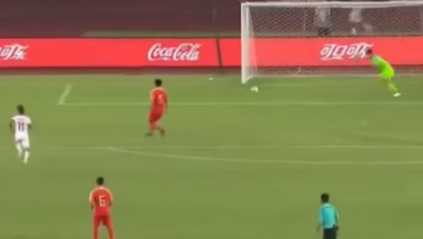 中国男足离奇乌龙球！解说破防｜体坛记忆