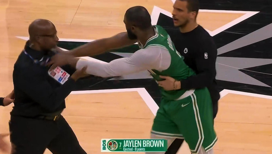 罚出去了！凯尔特人杰伦布朗不满判罚暴怒 裁判连吹两个技犯将他驱逐