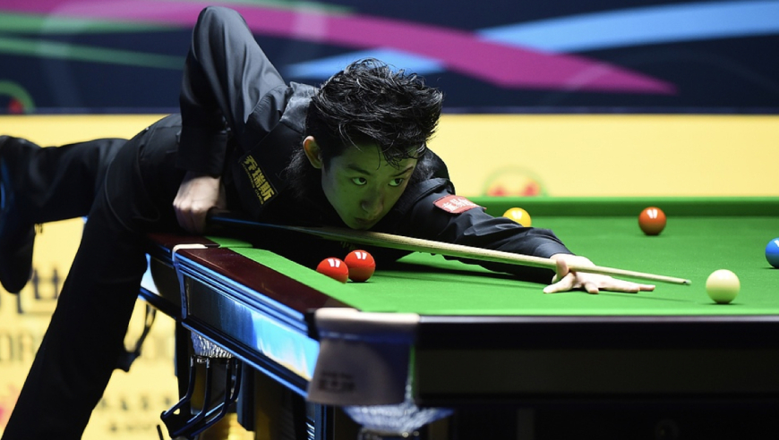 吴宜泽这一杆太神了！绿球贴球台边直线入袋，直接垫底了逆转基础