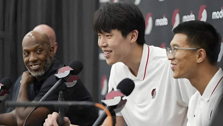 游刃有余！杨瀚森翻译进入教练组，健身房显身手看呆训练师