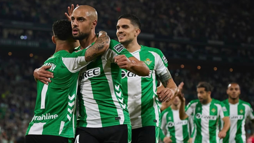 足坛同夜五佳球：印度联赛中圈惊天吊射 曼联旧将欧联杯炸裂世界波