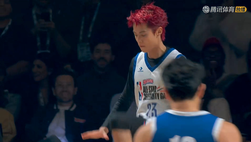 真詹蜜！王鹤棣篮下得分后再次快攻得分 随后做出詹姆斯招牌庆祝动作